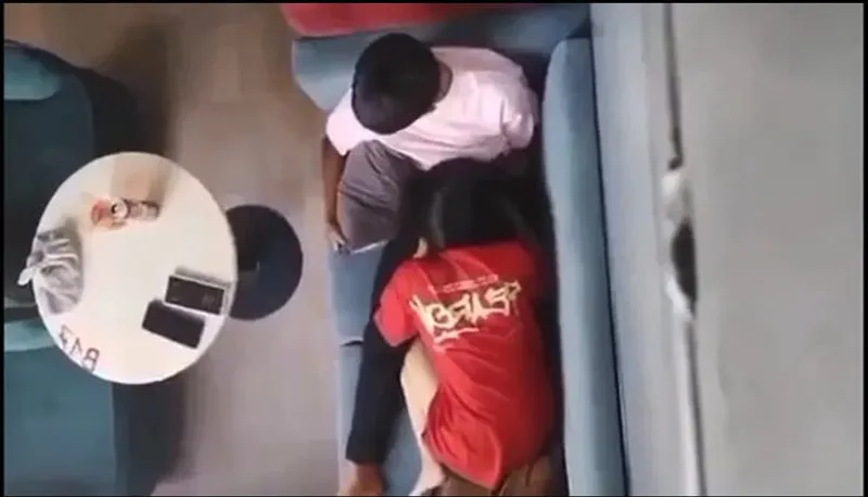 Quay lén tình nhân bú mút cho eny nơi công cộng