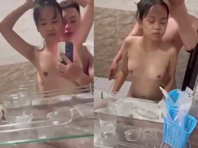 Mảnh khảnh em cùng anh bồ xoạc trước gương quay kỉ niệm